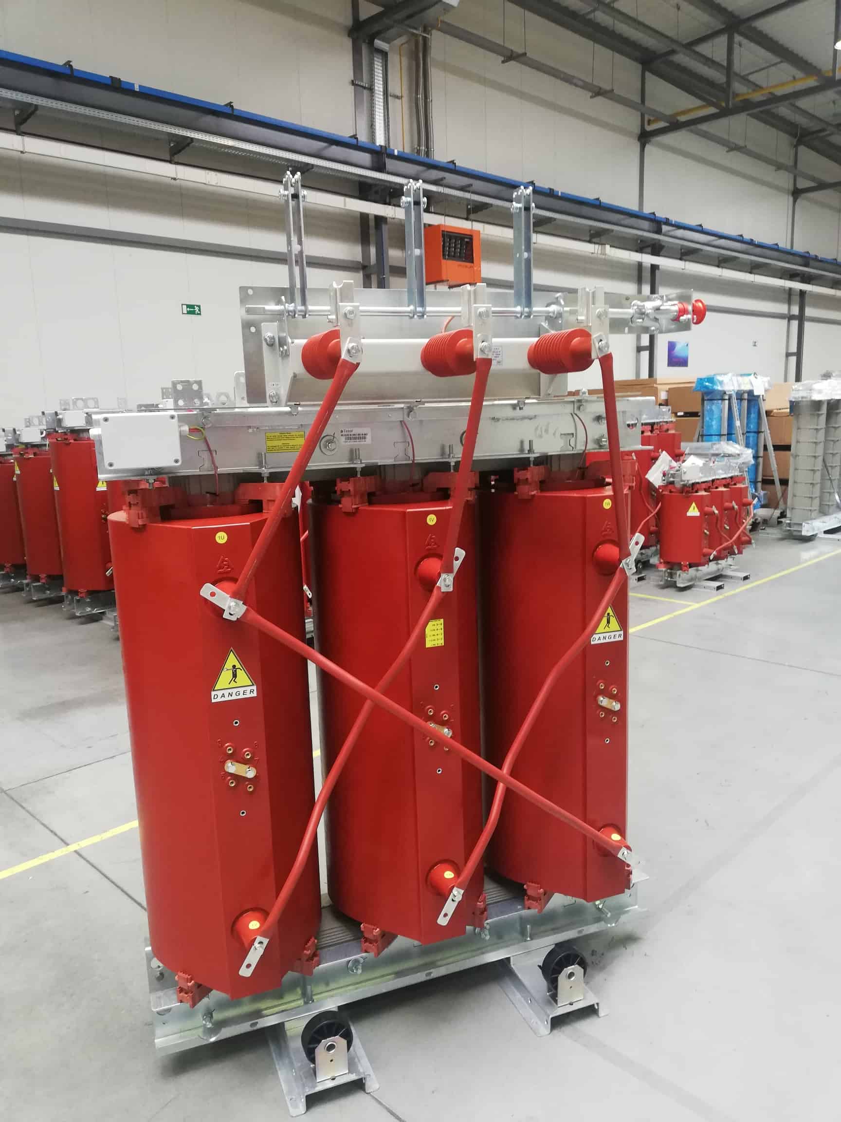 Dry-type transformer with earthing switch